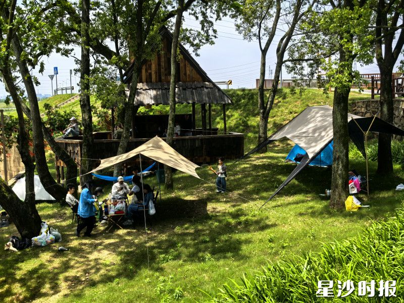 一大早,游客朋友便早早搭好天幕,享受假期时光。常敏 摄 一大早,游客朋友便早早搭好天幕,享受假期时光。常敏 摄