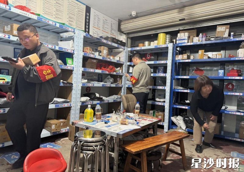 党员便民服务志愿者在分发快递。 江背镇供图
