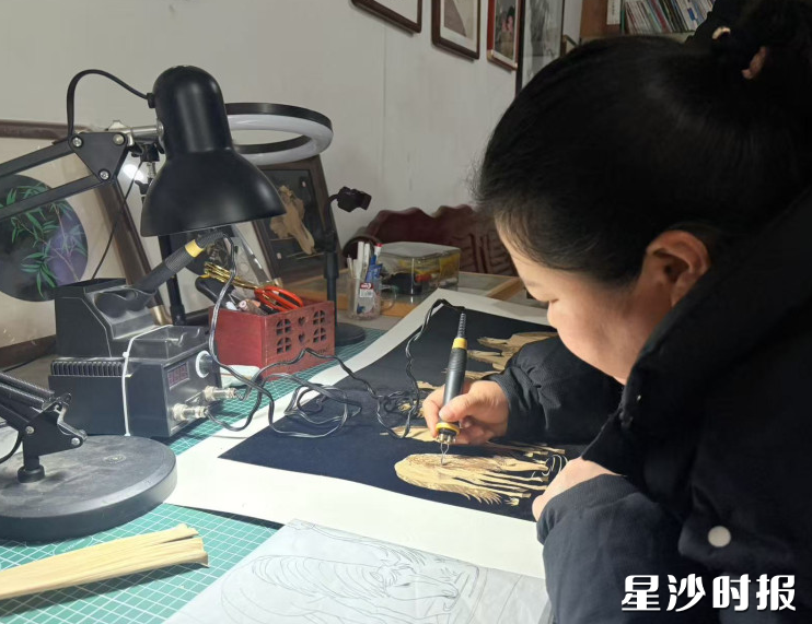 吴佳美在创作笋壳画。 吴佳美在创作笋壳画。