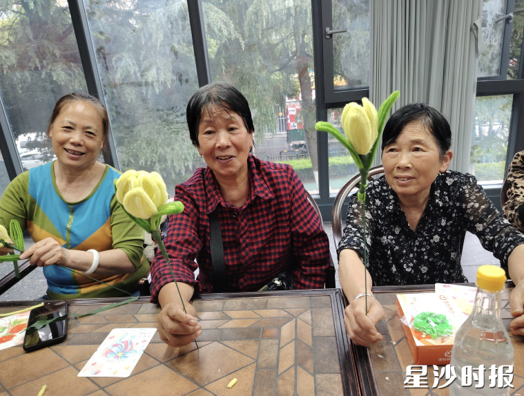 杉仙岭社区的妈妈们一起制作手工花。均为街道供图