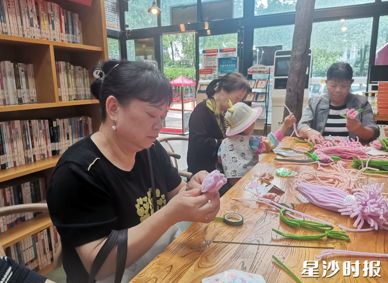 牛角冲社区组织开展扭扭棒手工活动。