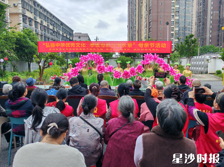 金茂路社区开展文艺汇演。