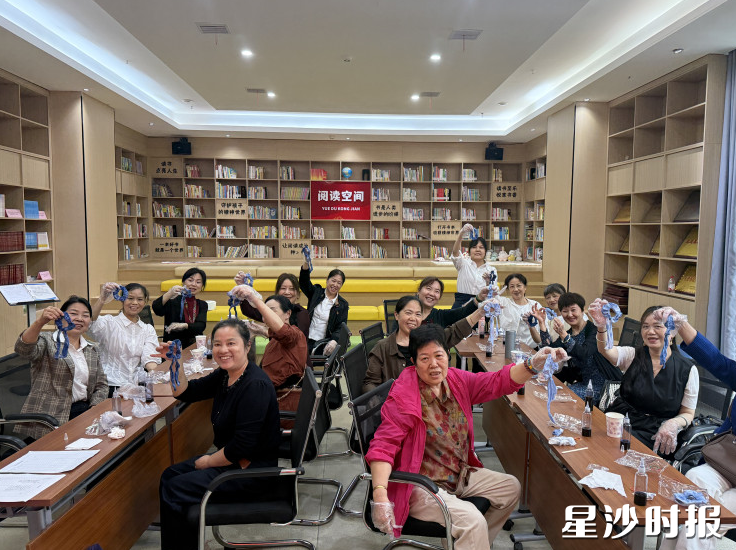 望圣桥社区居民一起体验扎染。
