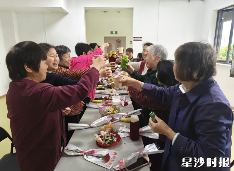杨梅冲社区开展温情茶话会。