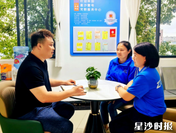 星沙壹号企业特区党总支书记邹坚(左)在党群服务中心接待骑手、流动党员。均为街道供图 星沙壹号企业特区党总支书记邹坚(左)在党群服务中心接待骑手、流动党员。均为街道供图