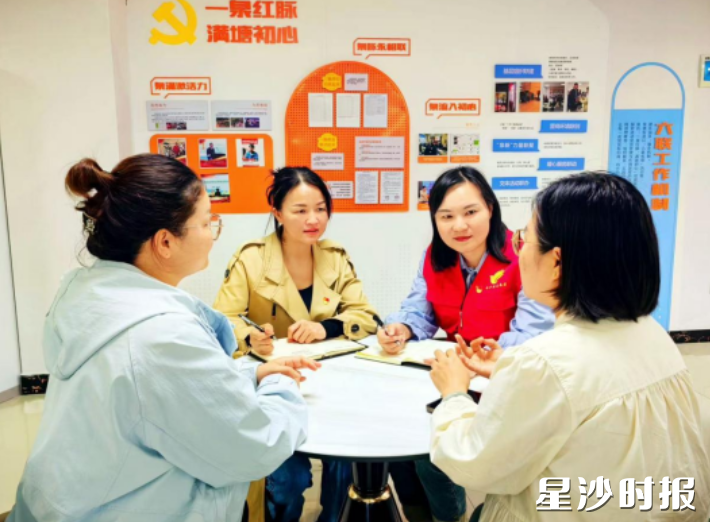 企业员工在星沙壹号企业特区党群服务中心反映诉求。 企业员工在星沙壹号企业特区党群服务中心反映诉求。