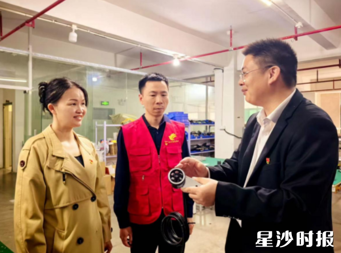 刘超(左)、蒋军(中)在湖南超鹰速智能科技有限公司走访。 刘超(左)、蒋军(中)在湖南超鹰速智能科技有限公司走访。