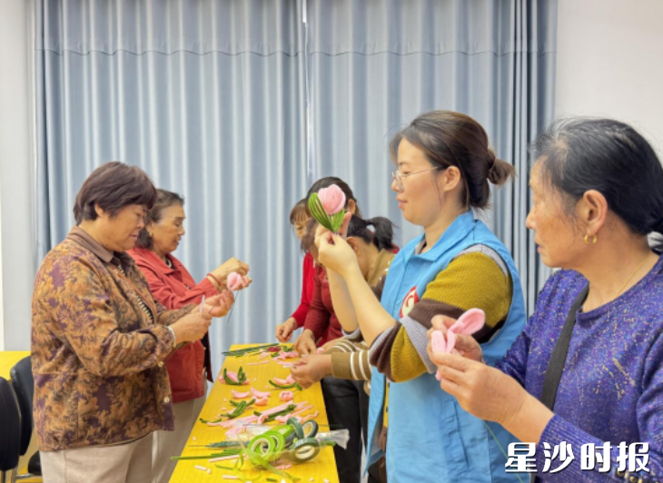 星辉社区手工制作现场。均为街道供图
