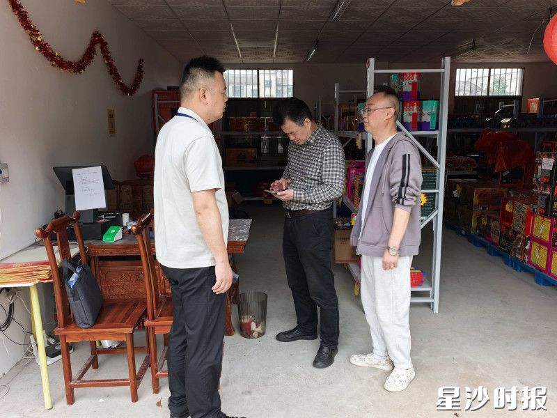 黄花镇对辖区内烟花爆竹零售店开展经营环节大排查。黄花镇供图 黄花镇对辖区内烟花爆竹零售店开展经营环节大排查。黄花镇供图