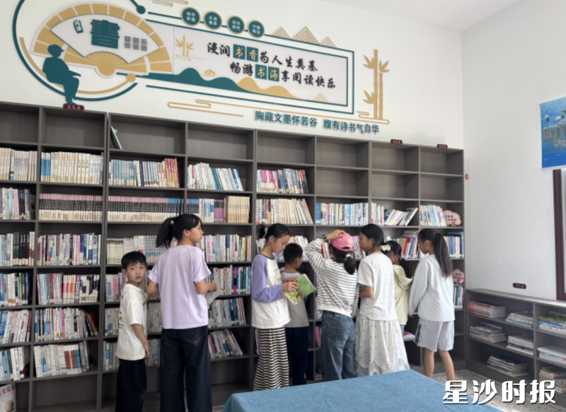 小朋友们在图书室阅读书籍。 江背镇供图 小朋友们在图书室阅读书籍。 江背镇供图