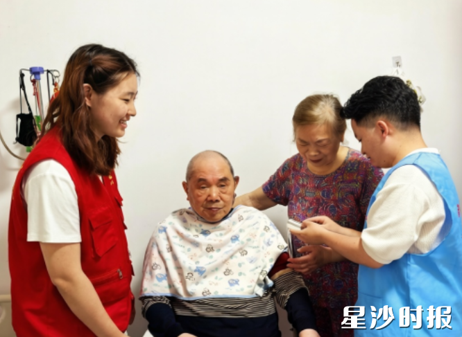 助浴前,社工和助老护理员为老人测血压和血氧。均为泉塘街道供图 助浴前,社工和助老护理员为老人测血压和血氧。均为泉塘街道供图