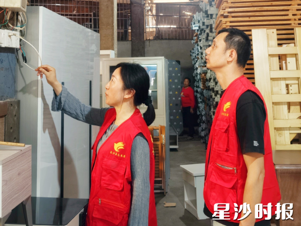 社区网格员在二手家具市场开展安全检查。 社区网格员在二手家具市场开展安全检查。