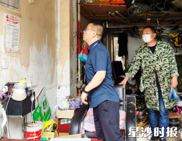 工作人员在废品回收店开展安全检查。均为街道供图 工作人员在废品回收店开展安全检查。均为街道供图