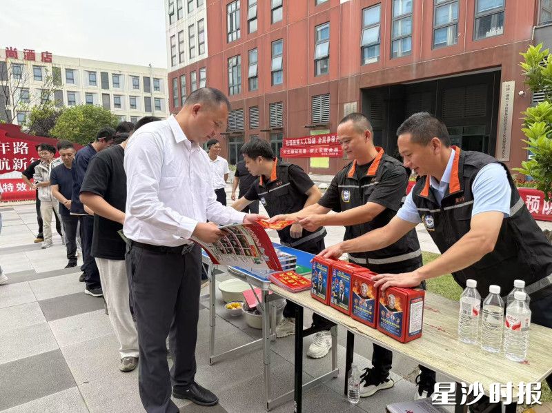 黄兴镇联合光达消防救援站、磨盘洲社区开展防灾减灾宣传活动。黄兴镇供图