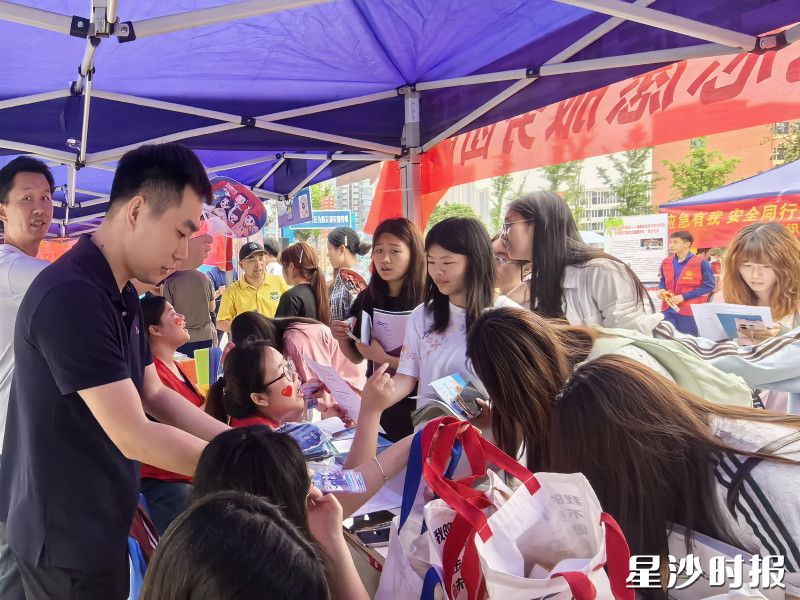 湘龙街道联合湖南安全技术职业学院开展应急知识宣传活动。湘龙街道供图
