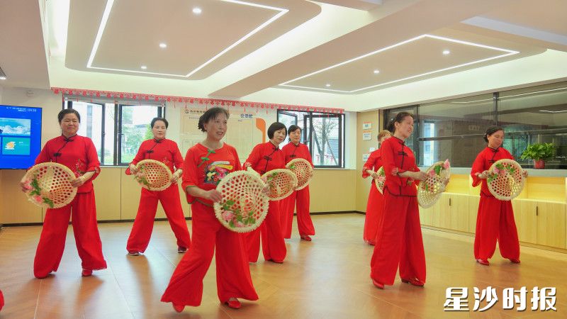 盘龙社区红叶合唱艺术团现场排练斗笠舞。均为邬振 摄
