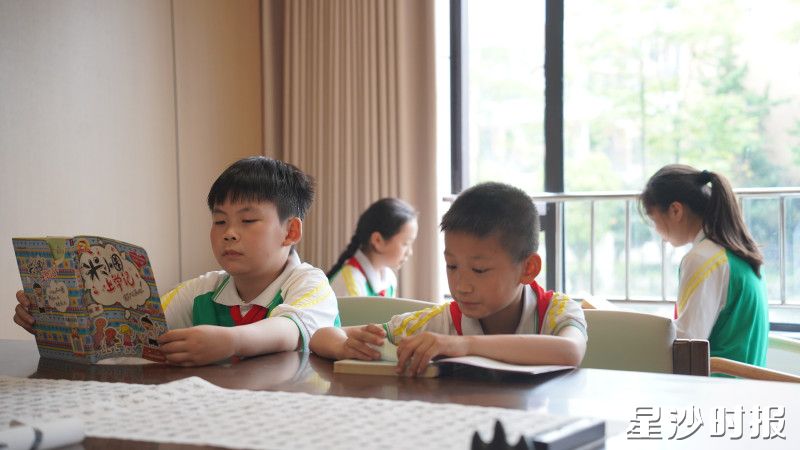 孩子们放学后在服务站阅读书籍。