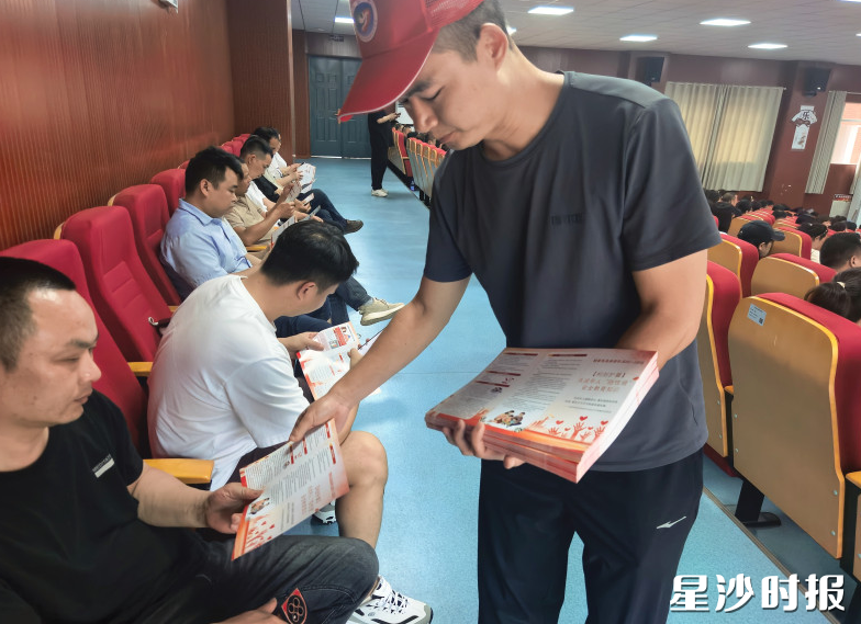 工作人员现场分发宣传册。 工作人员现场分发宣传册。