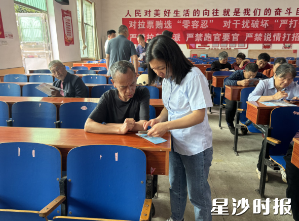 工作人员在一对一给居民讲解。均为江背镇供图 工作人员在一对一给居民讲解。均为江背镇供图