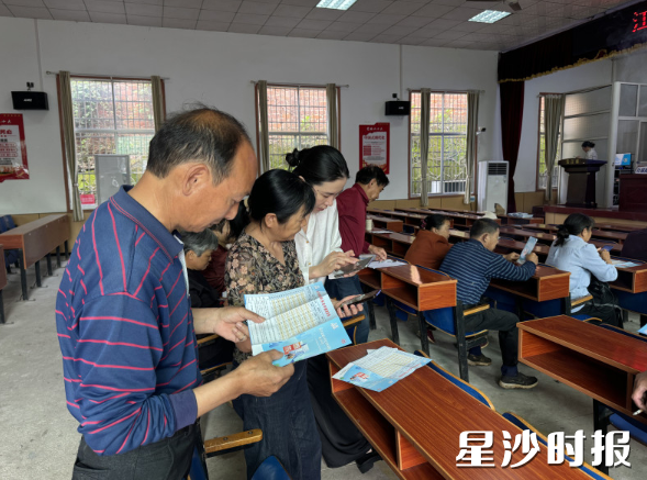 工作人员给老人答疑解惑。 工作人员给老人答疑解惑。