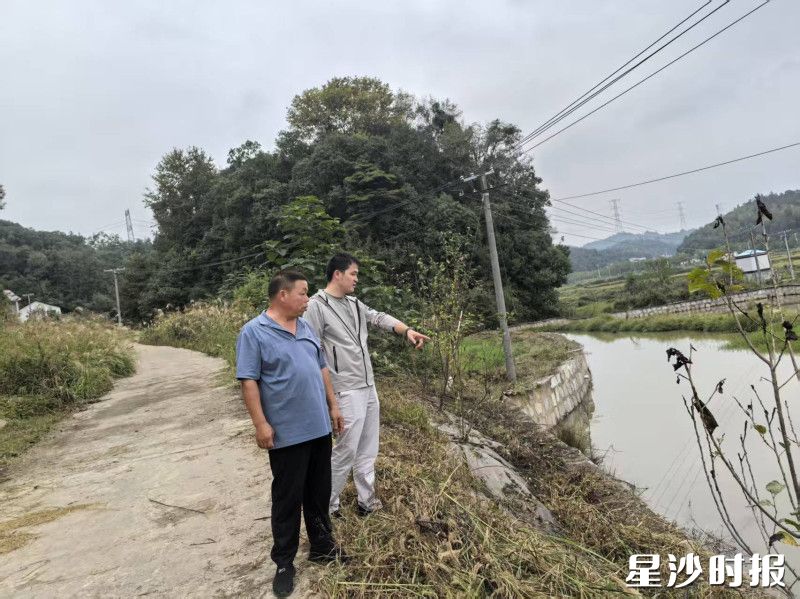 工作人员查看循环农业发展情况。
