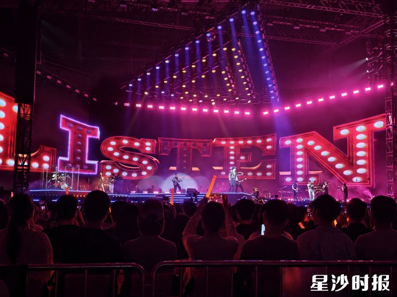 曹格2026“打开耳朵听我说”世界巡回演唱会长沙站在演艺中心E4馆激情开唱。均为刘梓嫣 摄 曹格2026“打开耳朵听我说”世界巡回演唱会长沙站在演艺中心E4馆激情开唱。均为刘梓嫣 摄