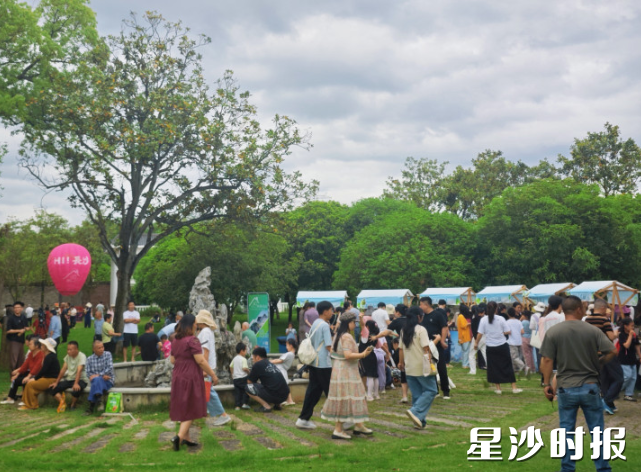 活动吸引众多游客参与。 活动吸引众多游客参与。