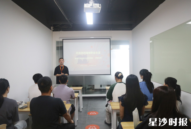 宠物行业从业人员培训班开班仪式在爱恬宠举行。均为李杰 摄 宠物行业从业人员培训班开班仪式在爱恬宠举行。均为李杰 摄