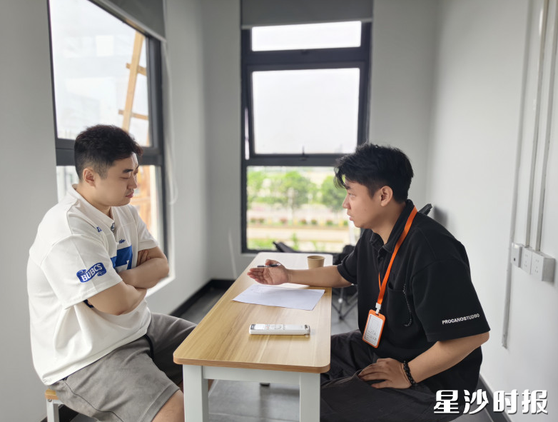 爱恬宠工作人员与客户一对一交流,为客户解疑释惑。 爱恬宠工作人员与客户一对一交流,为客户解疑释惑。