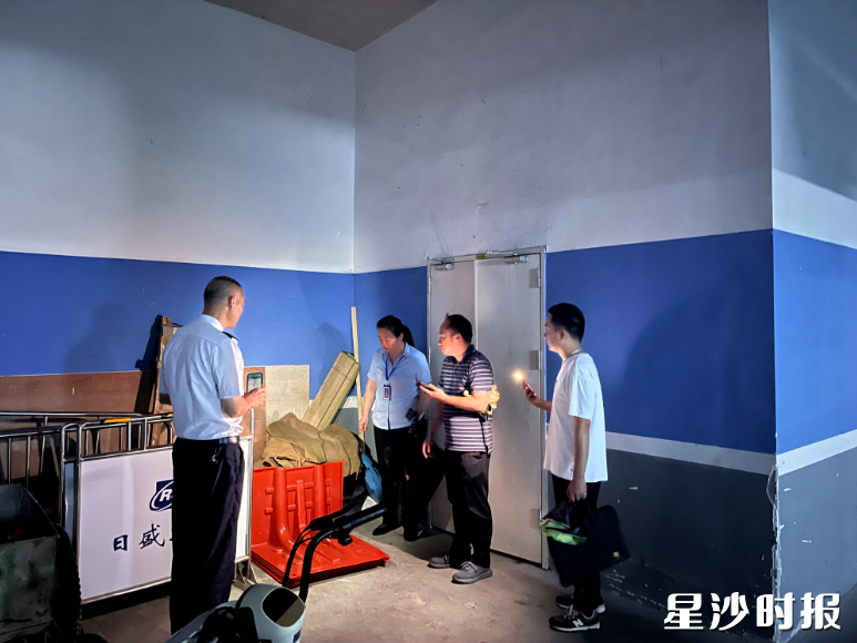 长沙县住房和城乡建设局工作人员在日盛湖湘花苑检查防汛物资。均为县住房城乡建设局供图 长沙县住房和城乡建设局工作人员在日盛湖湘花苑检查防汛物资。均为县住房城乡建设局供图