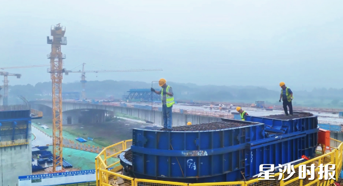 施工团队冒雨施工，抢抓项目建设进度。宋彬彬 摄