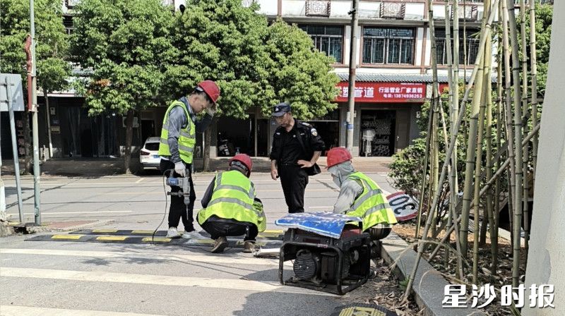 福临镇联合县交管部门对乡村道路重点路段、关键交通设施,开展全面排查整治。均为福临镇供图 福临镇联合县交管部门对乡村道路重点路段、关键交通设施,开展全面排查整治。均为福临镇供图
