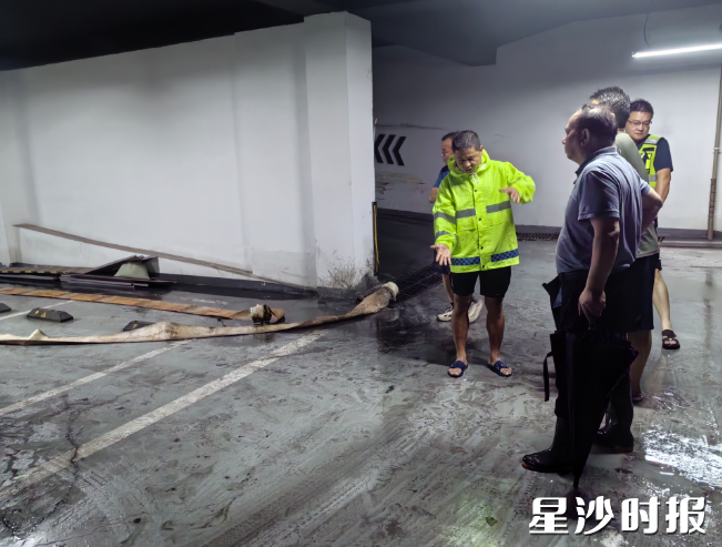 长沙县住房和城乡建设局住保中心负责人联合属地街道、物业主管科室在现场抢险。县住房城乡建设局供图 长沙县住房和城乡建设局住保中心负责人联合属地街道、物业主管科室在现场抢险。县住房城乡建设局供图