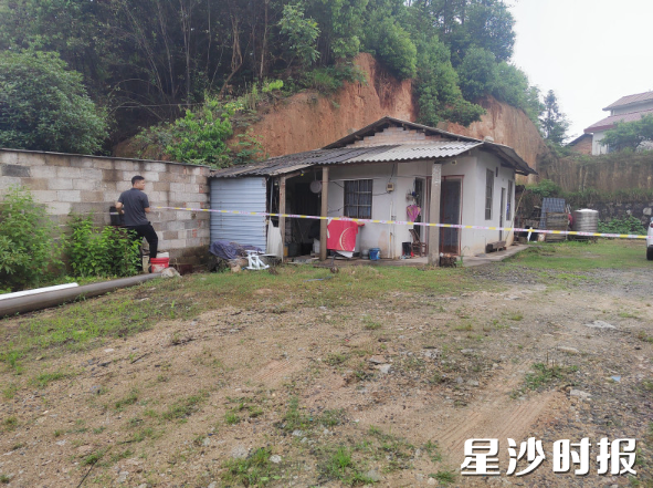 工作人员对风险房屋拉起警戒线。 工作人员对风险房屋拉起警戒线。