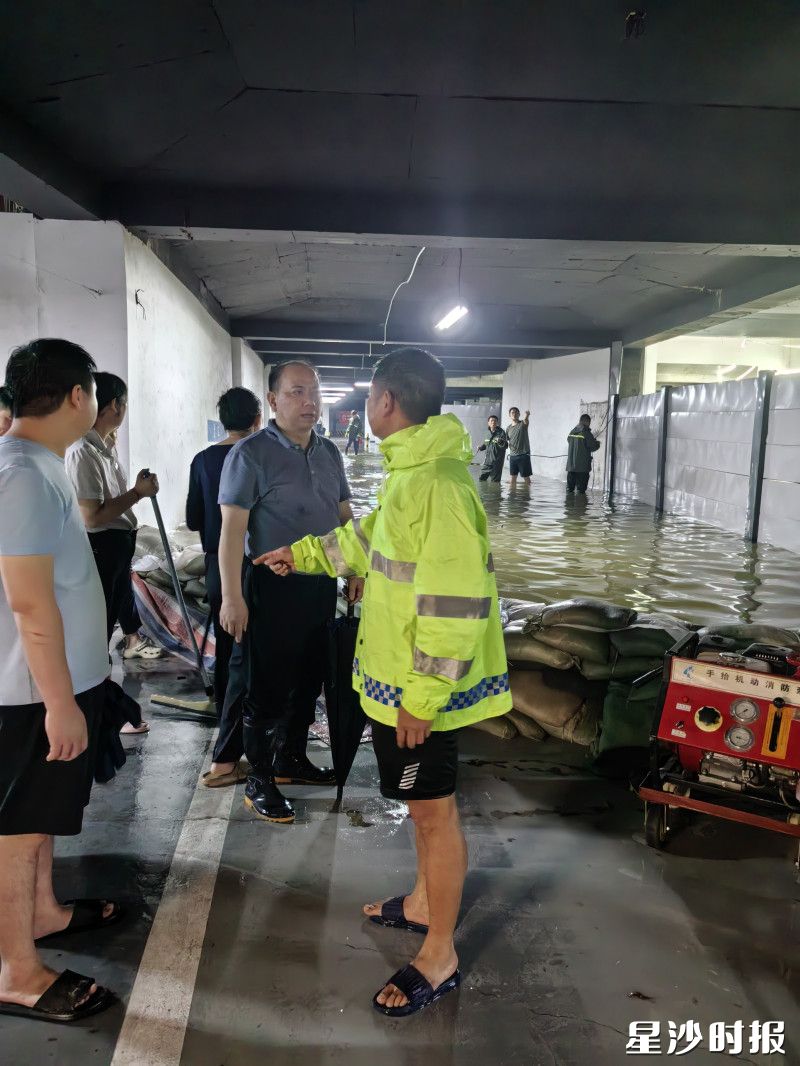 长沙县住房和城乡建设局住保中心负责人第一时间调度,联合属地街道、物业主管科室迅速赶赴现场指挥抢险。均为县住房城乡建设局供图