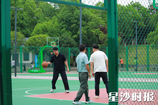 星沙生态公园里绿意盎然，市民正在打篮球。均为宋彬彬 摄