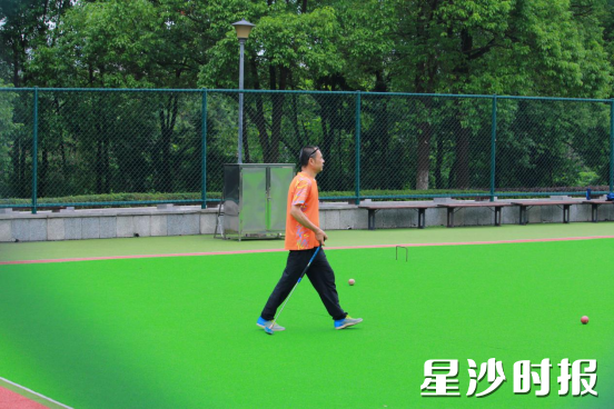 增设的适老化门球运动场所内，市民正在打门球。