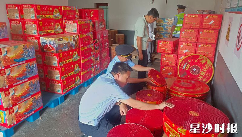 执法人员正在辖区一家烟花爆竹点开展隐患排查。福临镇供图