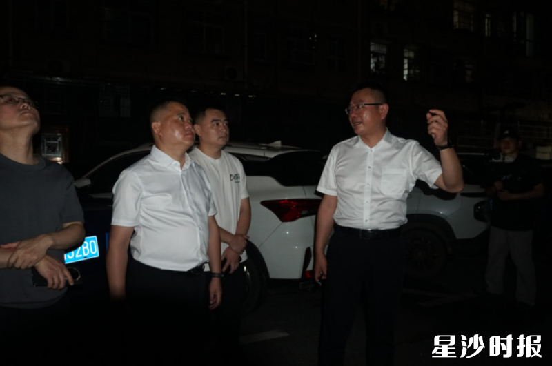 街道主要负责人开展夜间巡查。 街道主要负责人开展夜间巡查。