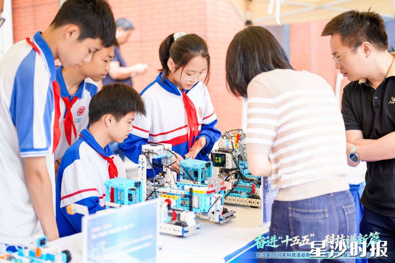长沙县第一中学圣和学校学生展示机器人作品。