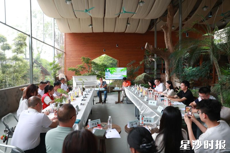 活动现场,大家围绕“流量赋能”展开深度交流。均为李杰 摄
