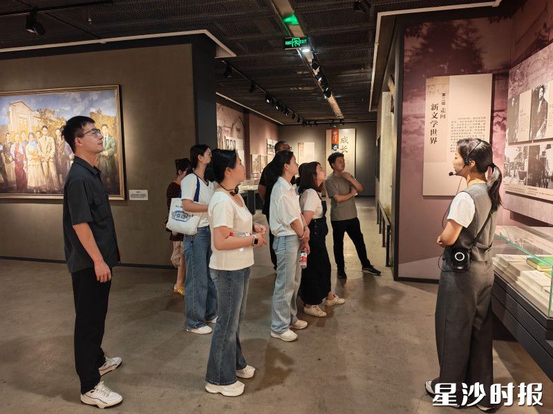 青年干部参观田汉艺术中心。县住房和城乡建设局供图
