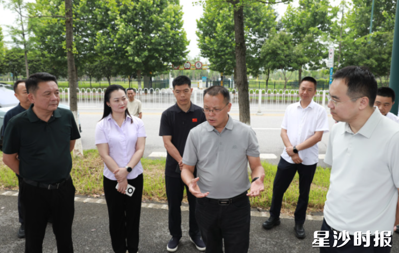 在全民健身中心规划选址点位,调研组正在讨论。宋彬彬 摄 在全民健身中心规划选址点位,调研组正在讨论。宋彬彬 摄