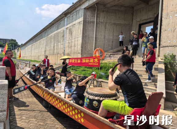 小朋友们体验水上龙舟乐趣。街道社工站供图 小朋友们体验水上龙舟乐趣。街道社工站供图