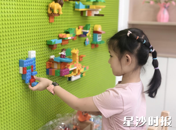 康狮岭社区“六一”活动现场,小朋友体验积木玩具。社区供图 康狮岭社区“六一”活动现场,小朋友体验积木玩具。社区供图