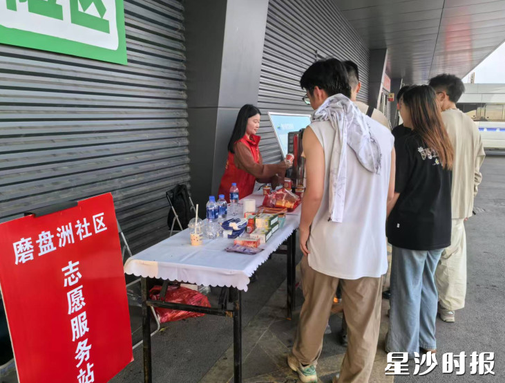 磨盘洲社区志愿服务站为音乐会粉丝提供热心服务。黄兴镇供图 磨盘洲社区志愿服务站为音乐会粉丝提供热心服务。黄兴镇供图