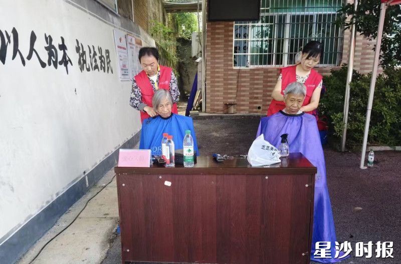 现场开展爱心义剪活动。