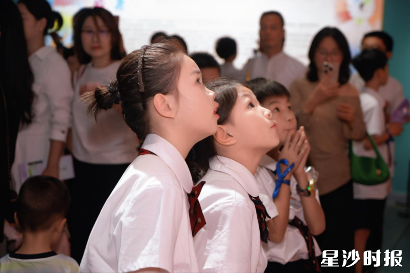 展览现场,学校师生及家长沉浸式参观画展。 展览现场,学校师生及家长沉浸式参观画展。