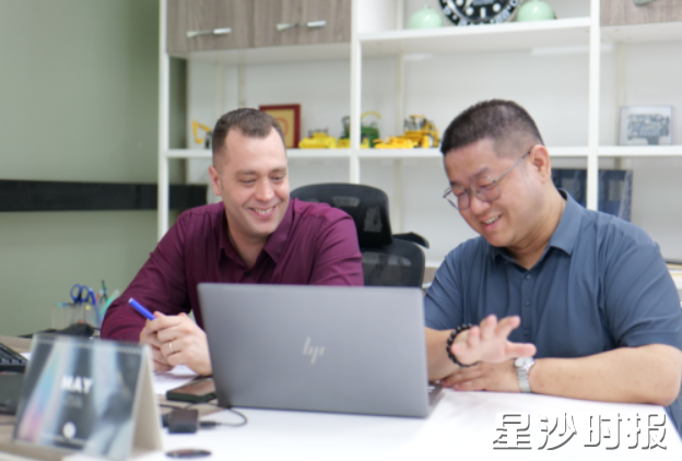 长沙飞斯特总经理斯特凡诺（左）与副总王觅在办公室交流工作。均为街道供图