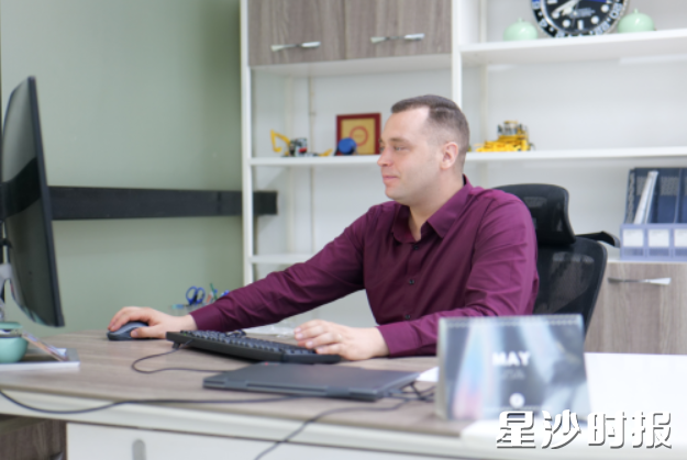 斯特凡诺在办公室工作。